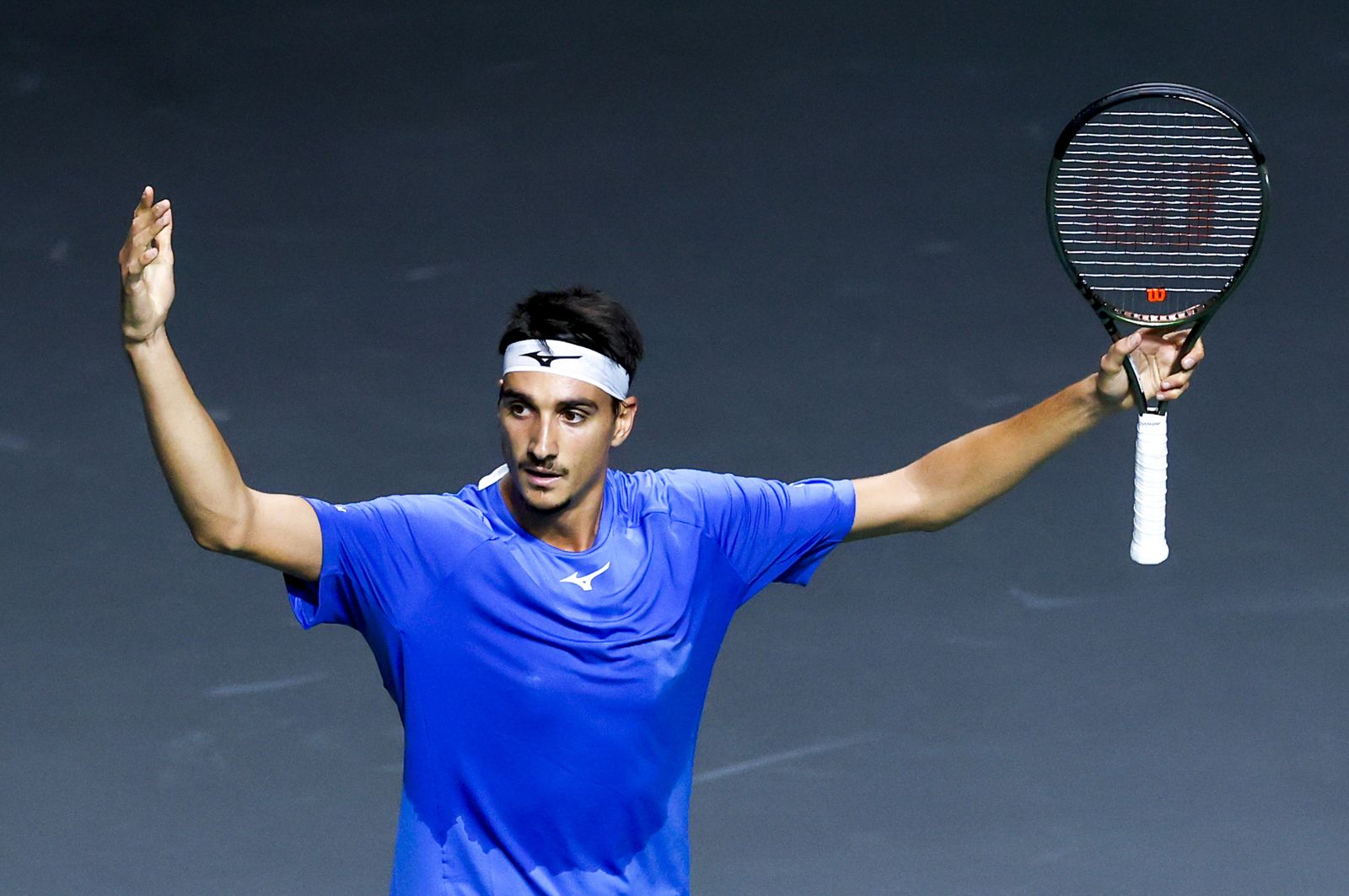 Lorenzo Sonego vence a Francis Tiafoe en el primer partido del Italia-EEUU