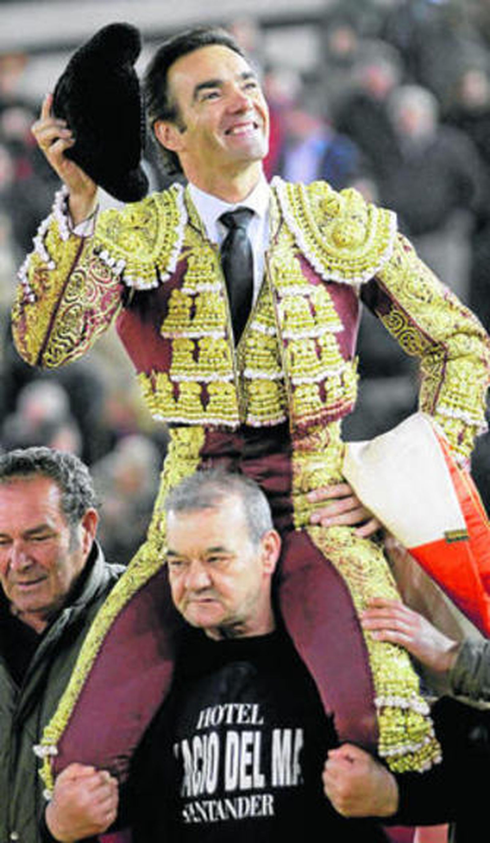 El Cid, en su salida a hombros, en la última de Las Fallas.