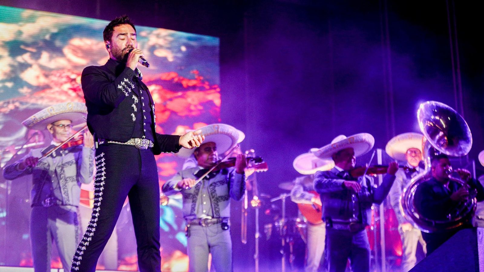 Alejandro Fernández durante su actuación en Concert Music Festival 2025