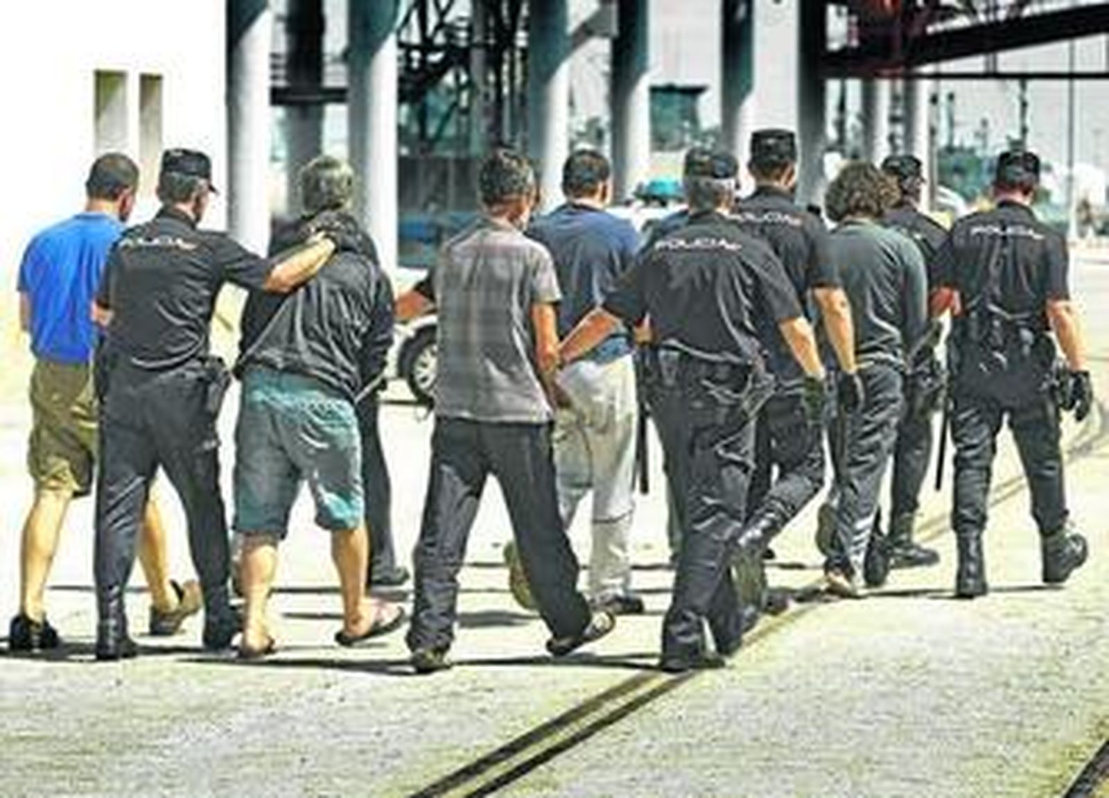 Los tripulantes son conducidos al barco para asistir al registro de sus camarotes.