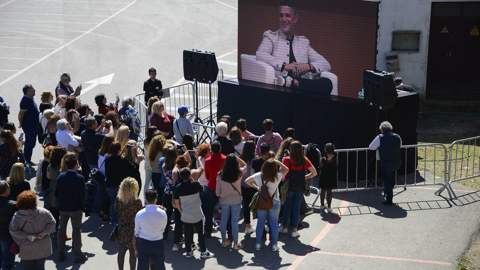 El público que acudió a seguir el acto en la pantalla instalada en Renfe.