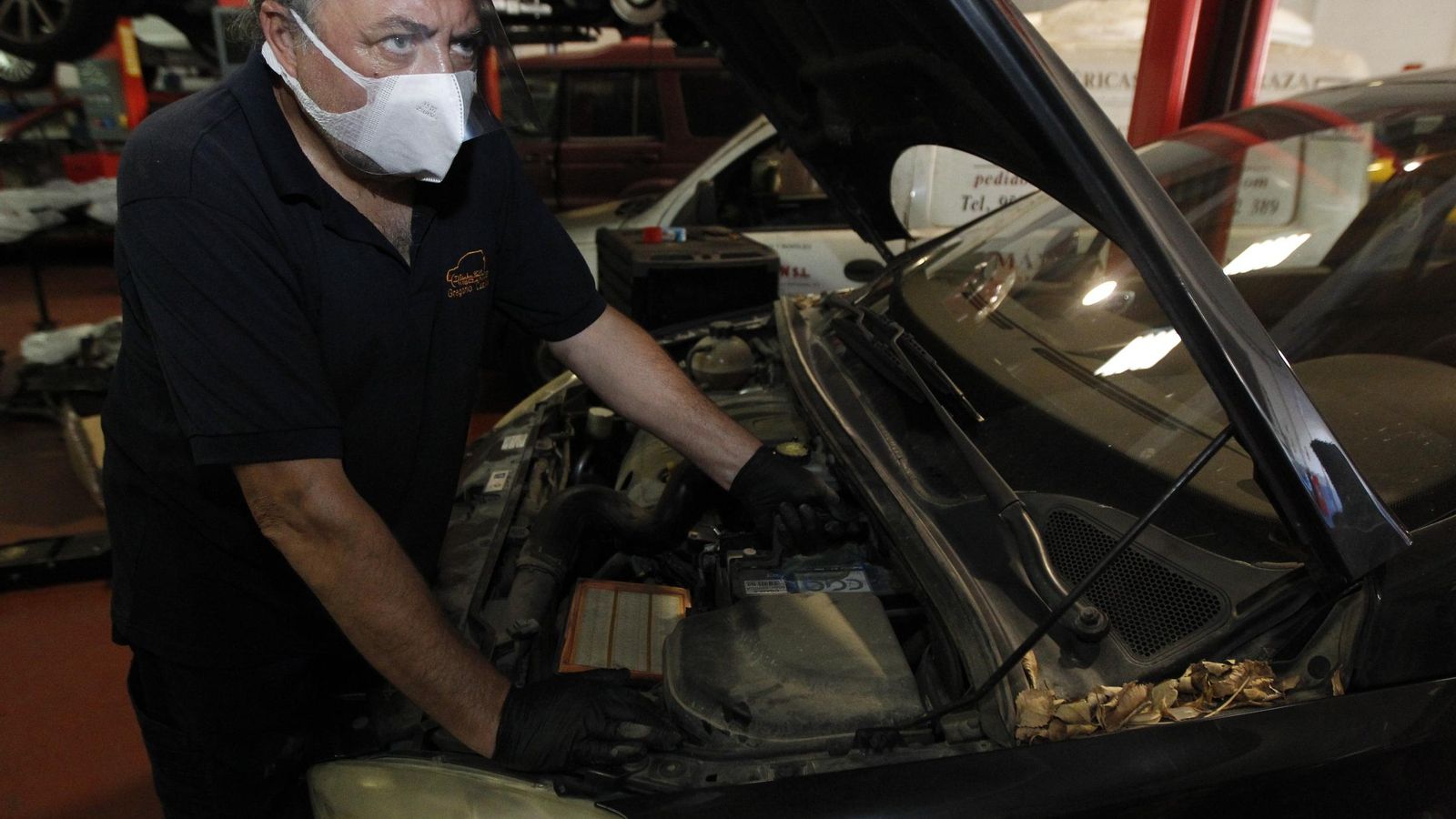 Puesta a punto de una batería en el taller Gregorio Castillo.
