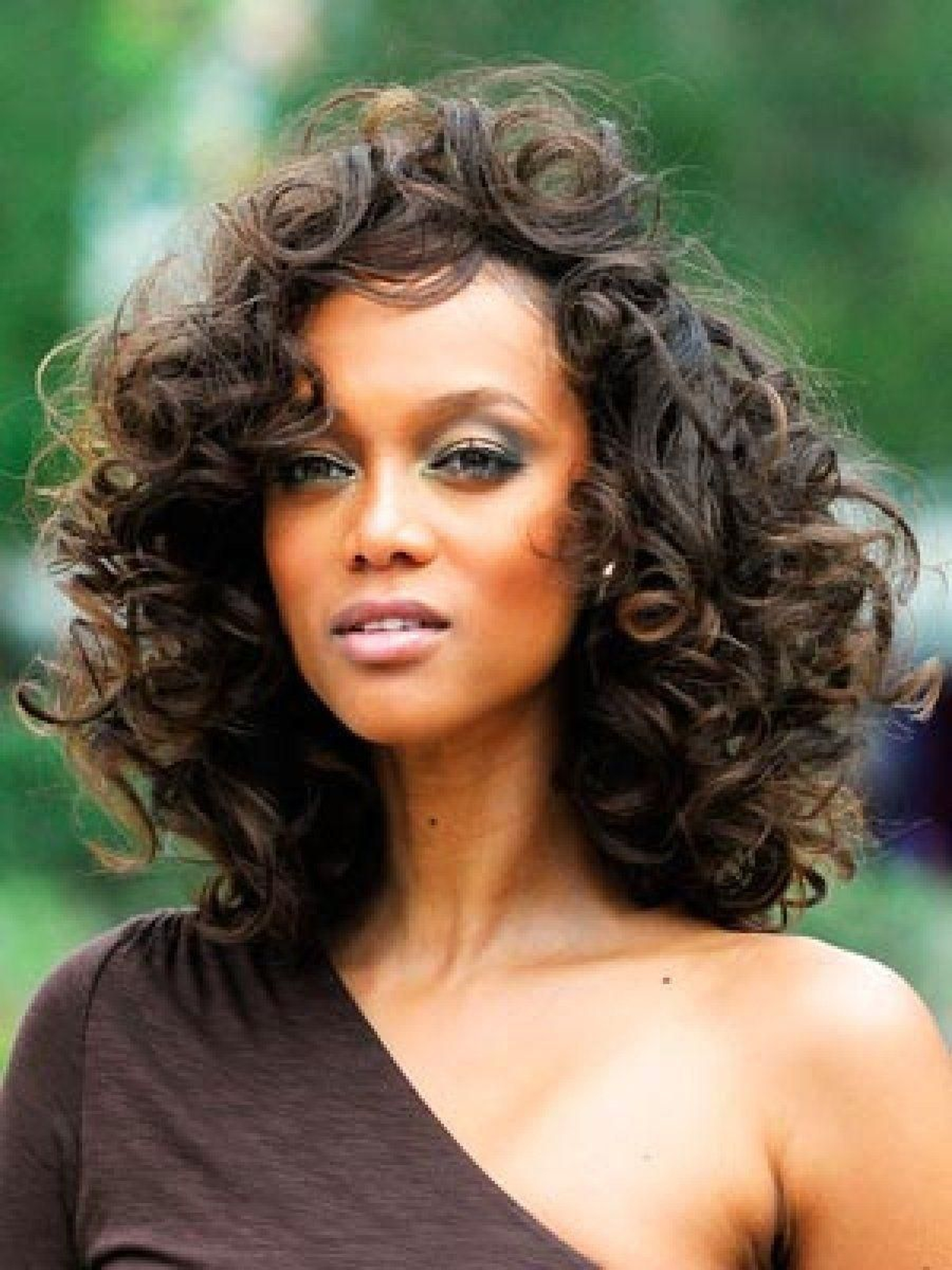 Peinados para pelo rizado fáciles y rápido para presumir de ondas este verano