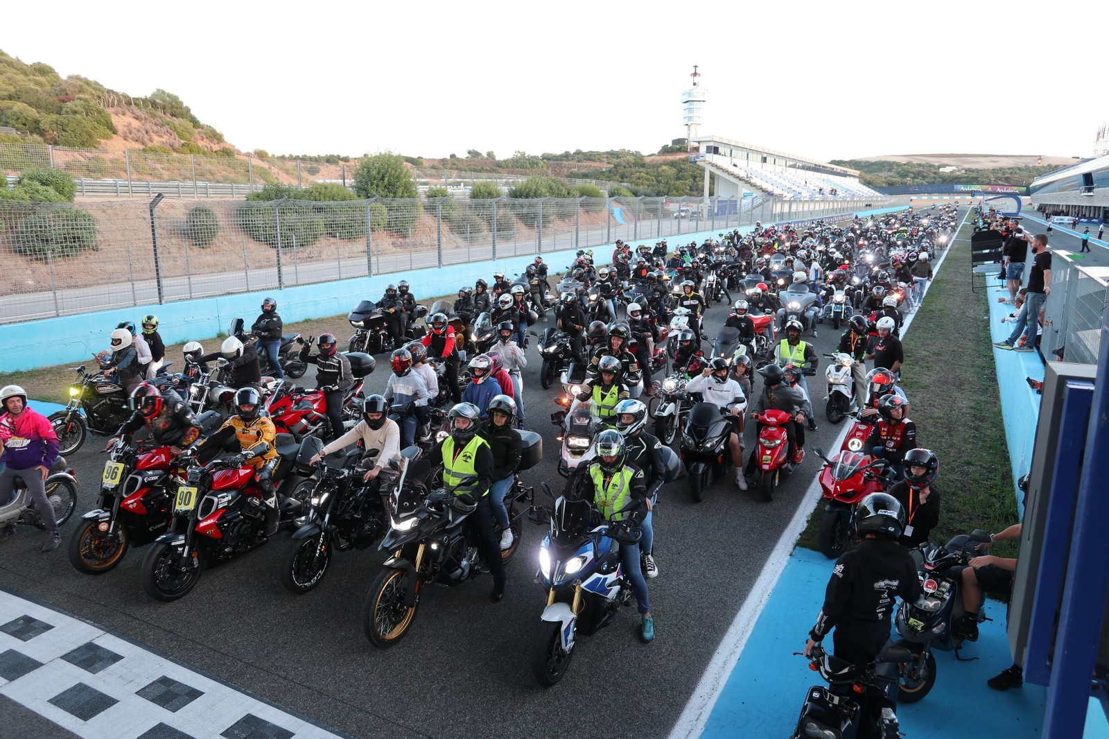 El sábado del ESBK cumplió con la tradición y se cerró con una vuelta controlada para los moteros que asistieron a las carreras tras un Safety Car.