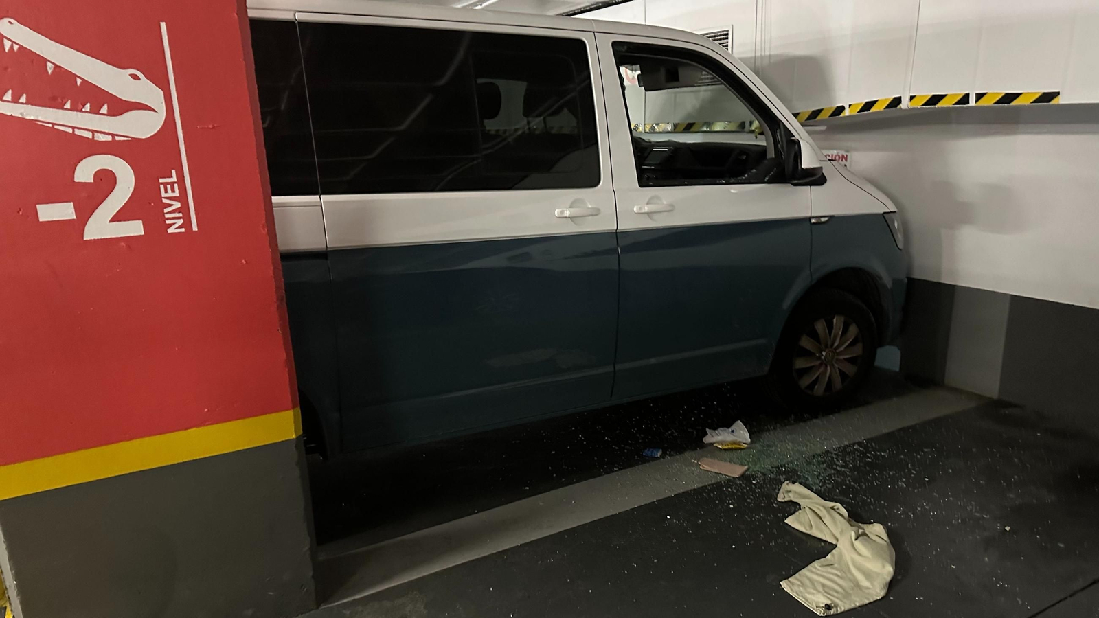 Cristales rotos en el interior del aparcamiento de la plaza Peral.