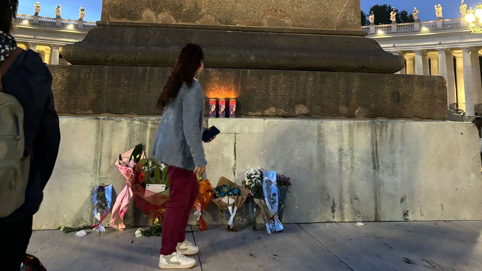 Fieles colocan ramos de flores en el Vaticano con motivo del fallecimiento del Papa Francisco