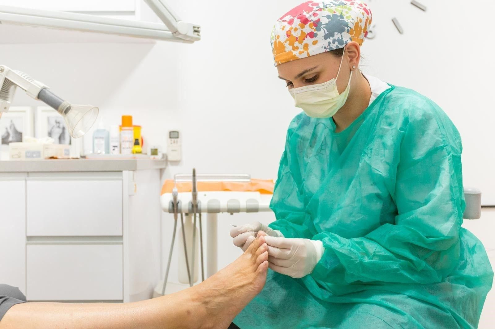 Una podóloga en una consulta.