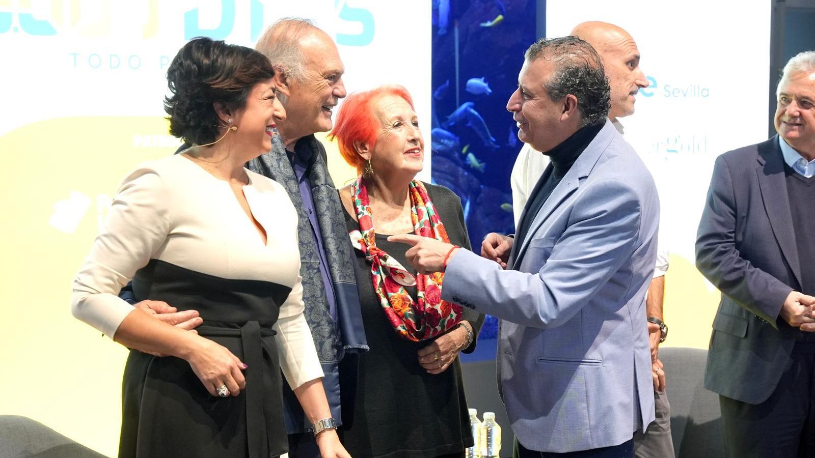 El presidente de la Diputación conversa con Yolanda de la Fuente, Pedro Piqueras y Rosa María Calaf, durante el encuentro.