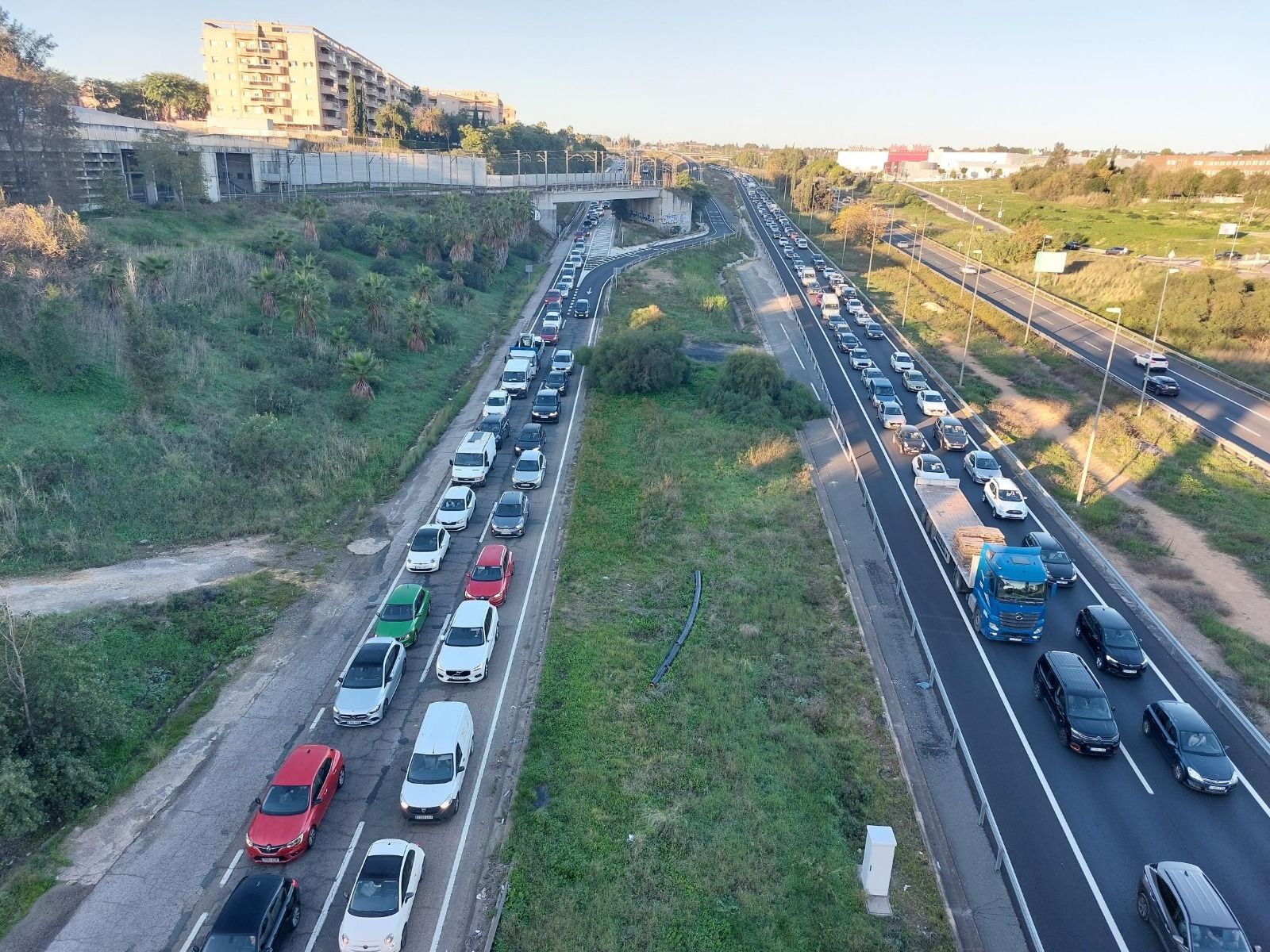 Retenciones de tráfico en la zona de del Aljarafe.