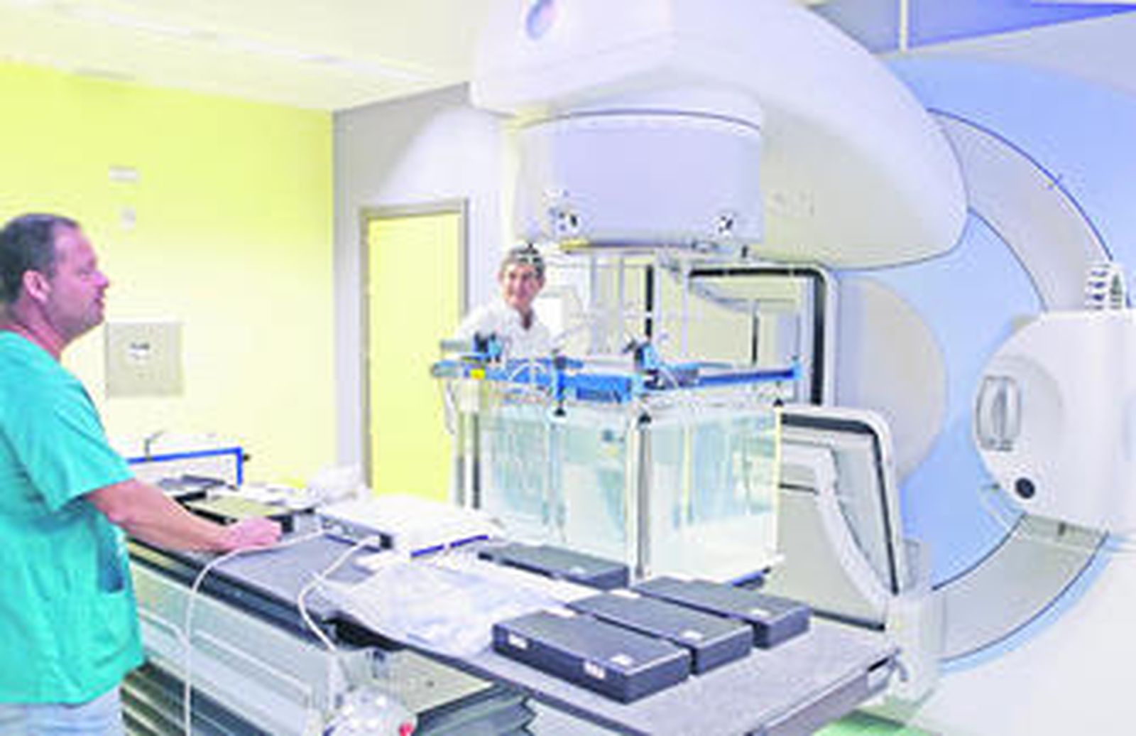 Dos especialistas manejan el acelerador en el pabellón vasco.