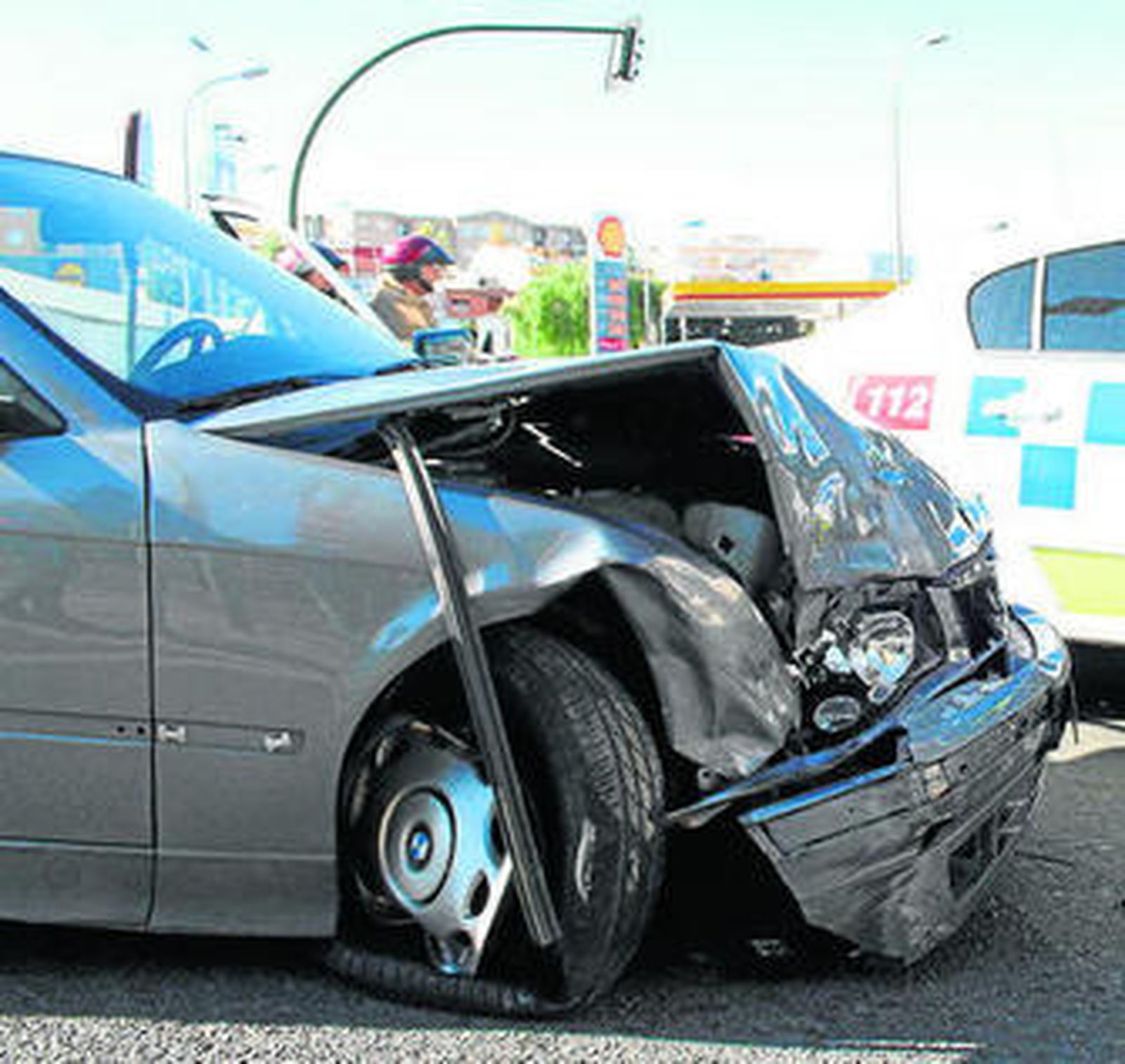 El coche siniestrado del que huyeron los jóvenes.