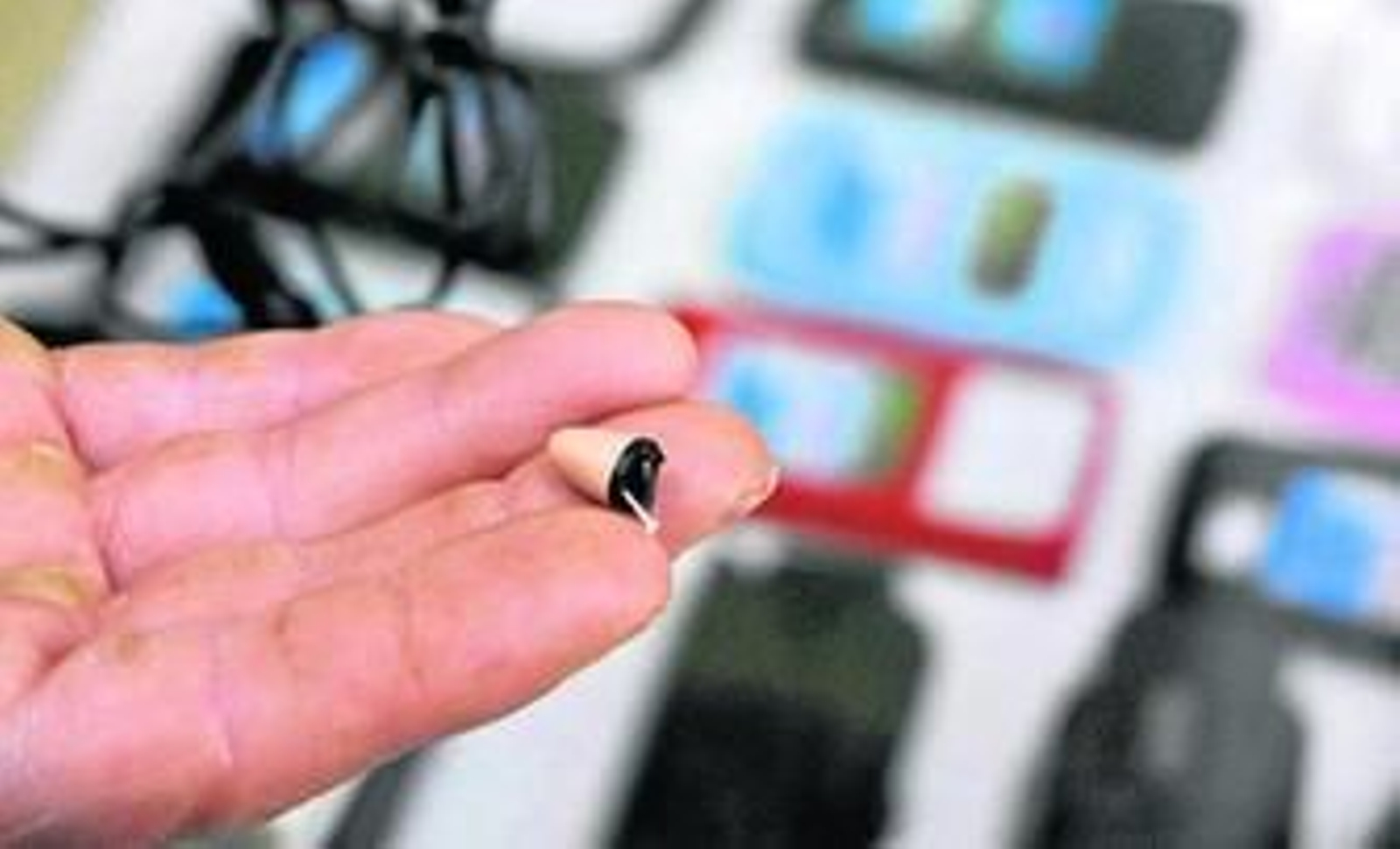 El pinganillo es el más famoso invento utilizado por algunos estudiantes para intentar aprobar.