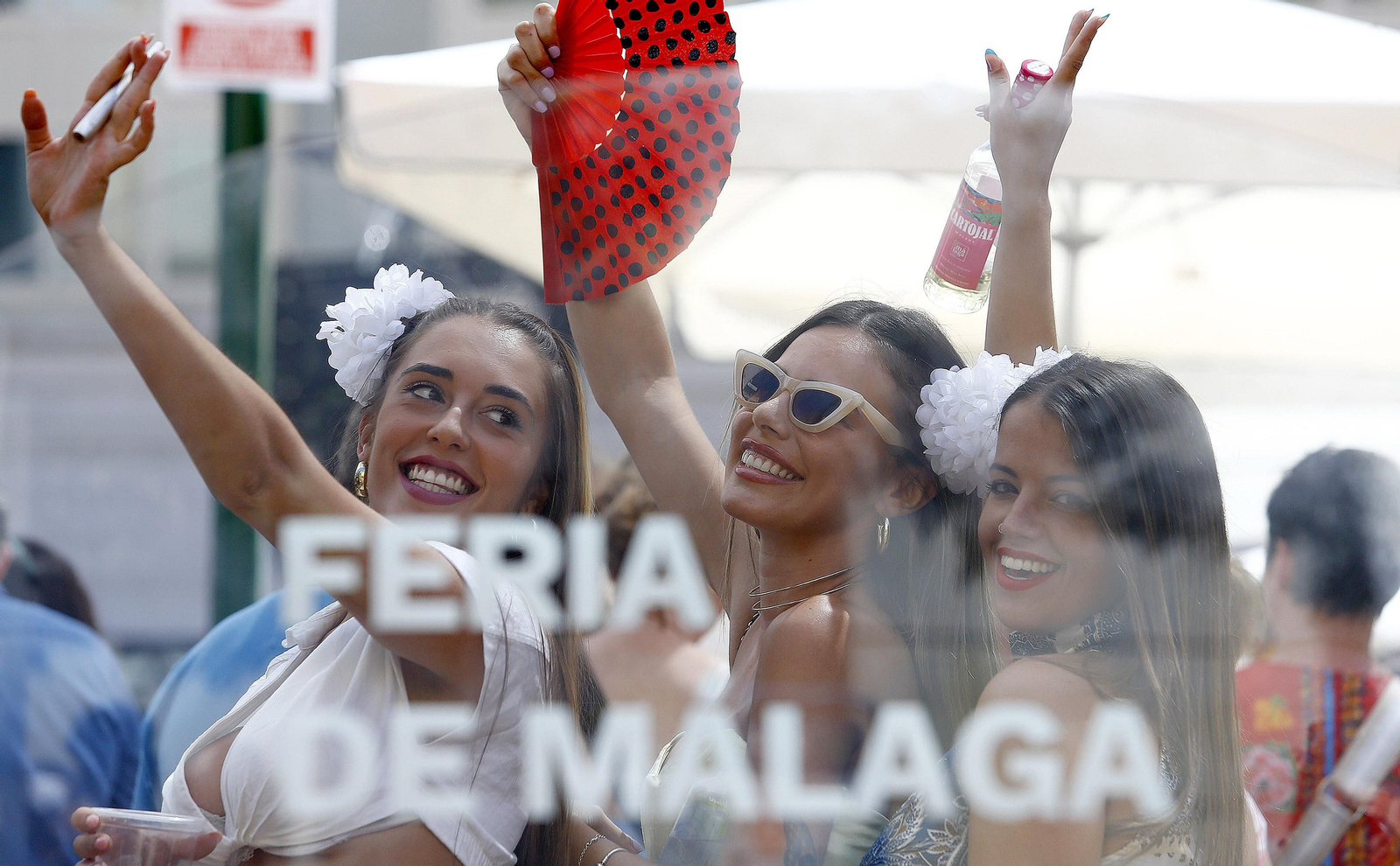 Un grupo de chicas se divierte durante el último día de Feria del centro.
