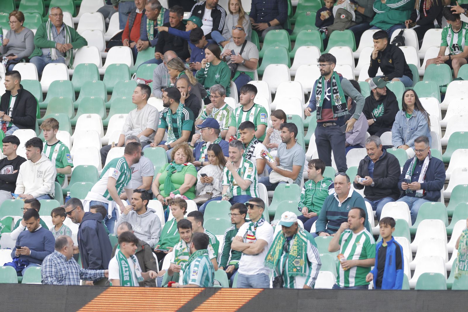 Búscate en las fotos del Betis-Manchester