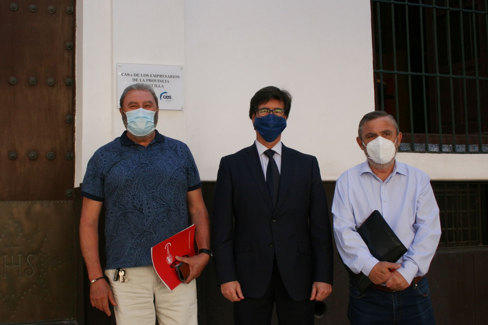 Miguel Rus (CES) flanqueado Juan Bautista Ginés (UGT) y Alfonso Vidán (CCOO) este miércoles.