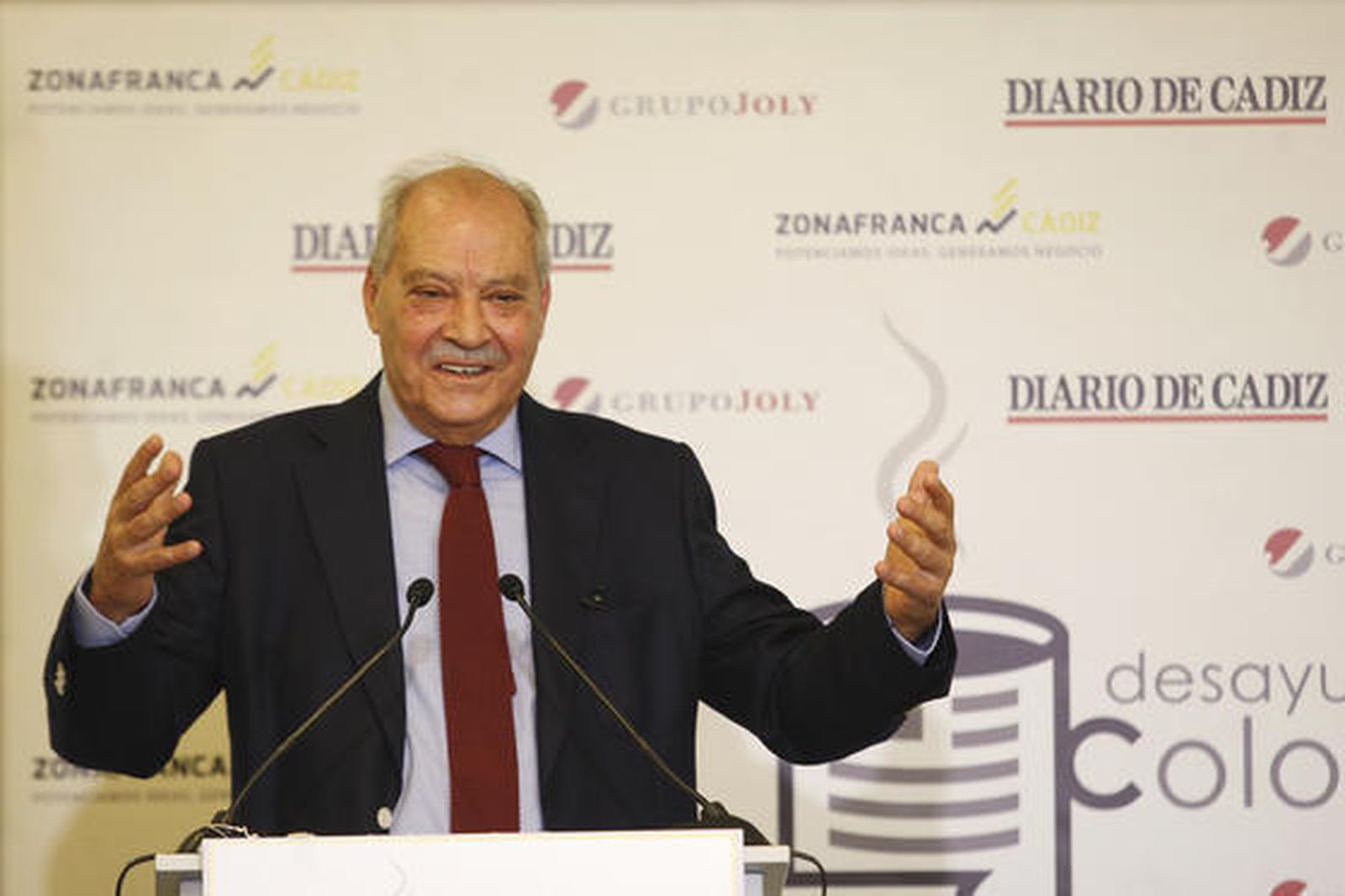 Jorge Ramos, durante su intervención en el desayuno coloquio celebrado en el Parador Atlántico de Cádiz.  Foto: Joaquín Pino
