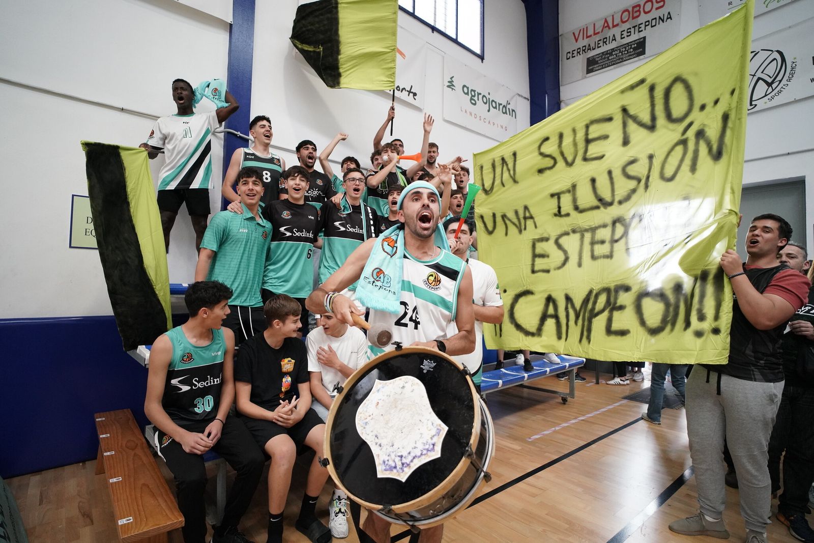 La afición del CAB Estepona anima.