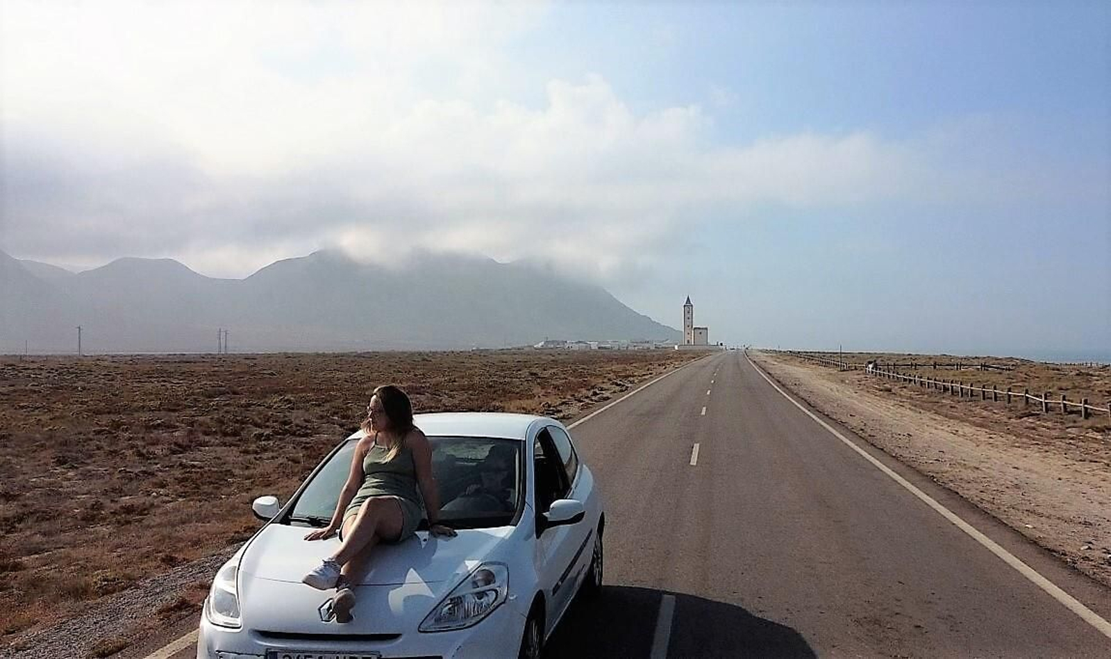Paola Miranda durante la grabación del videoclip sobre un coche en la carretera que va desde Cabo de Gata a las Salinas.