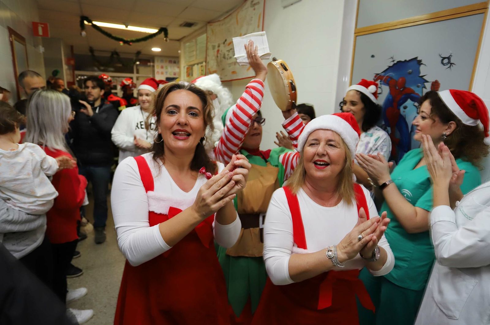 Imágenes de la visita de Papá Noel a los niños del hospital Juan Ramón Jiménez
