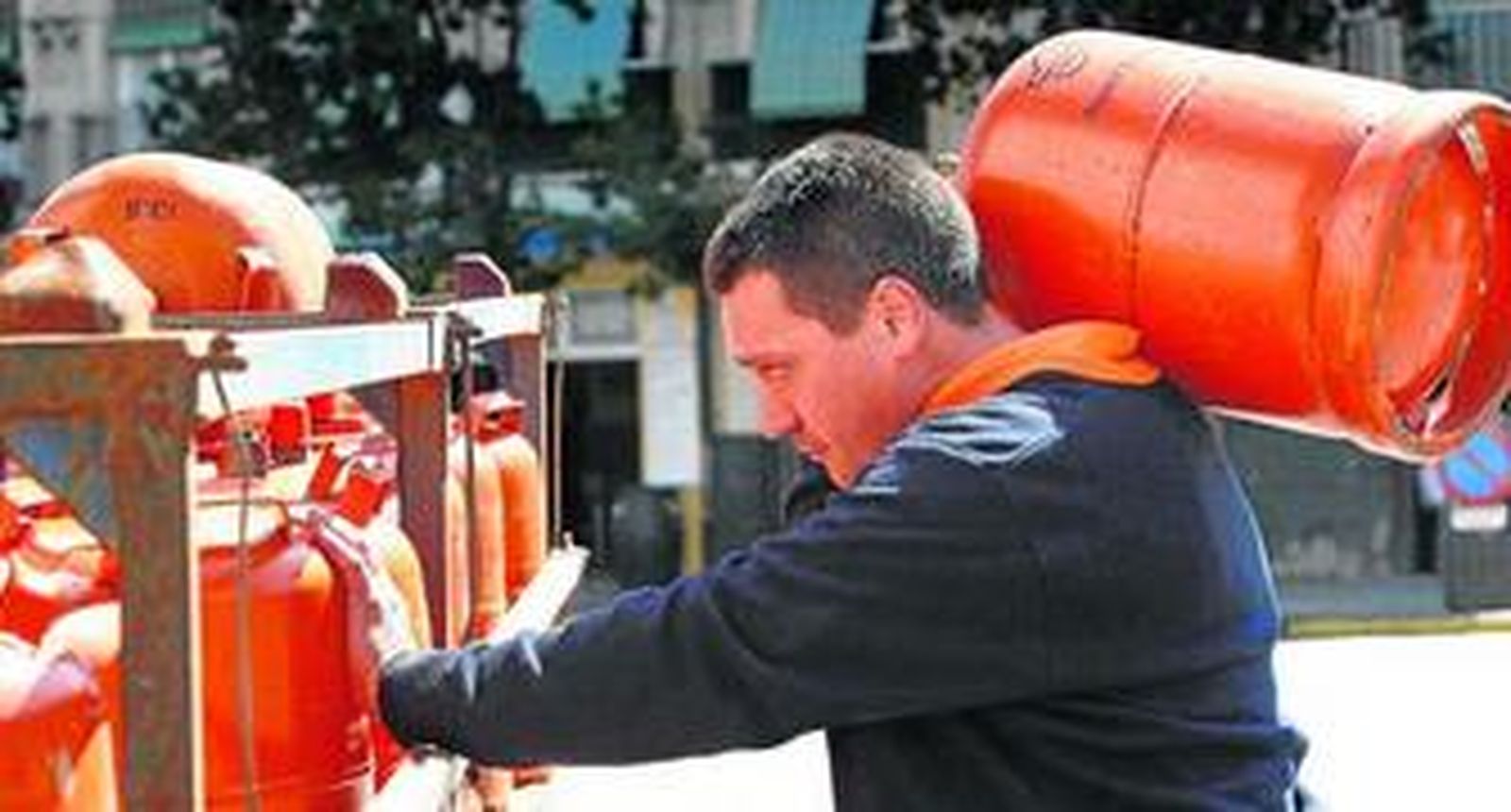 Un butanero reparte una bombona en una imagen de archivo.