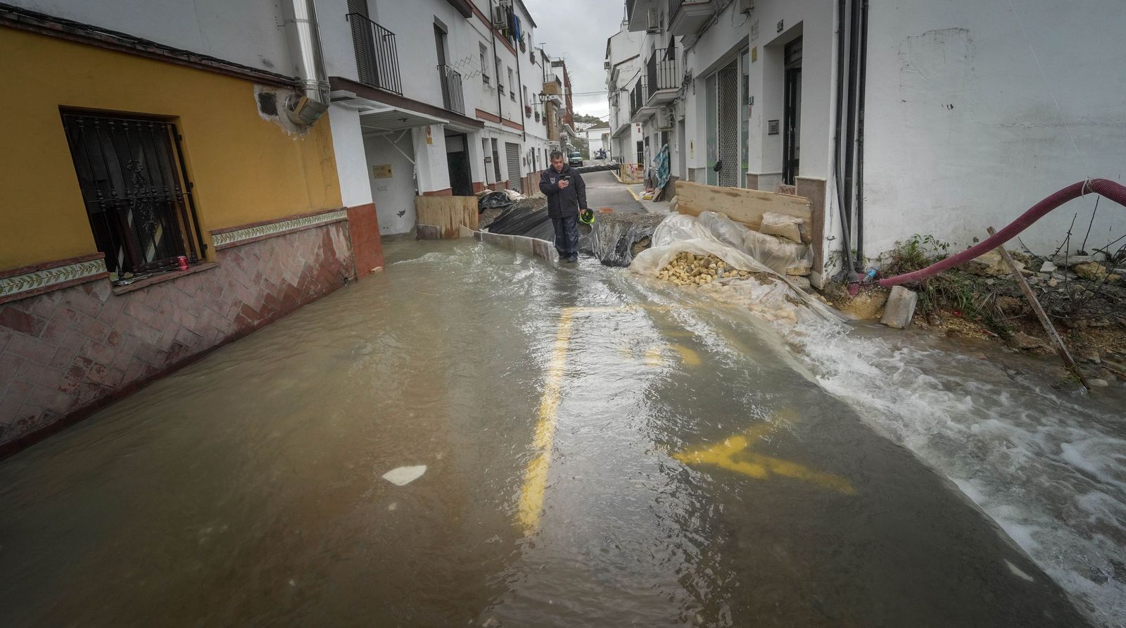 Imágenes de los torrentes de agua por las calles de Ubrique
