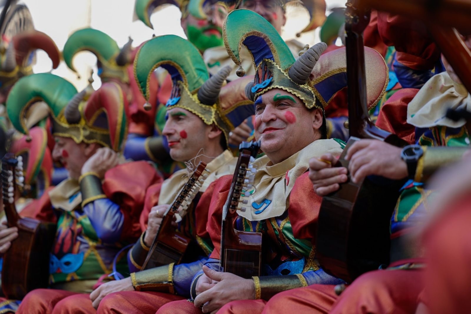 Así vive Cádiz su primer sábado de Carnaval: las imágenes de las batallas de copla y la fiesta en la calle