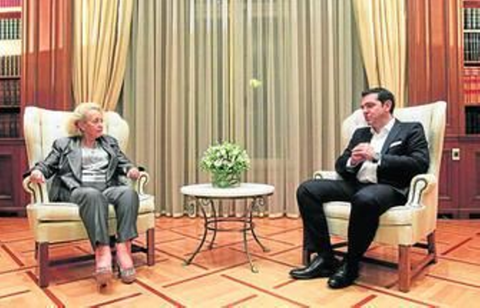 Alexis Tsipras y la primera ministra de transición Vassiliki Thanou conversan ayer en el despacho del primer ministro, en Atenas.