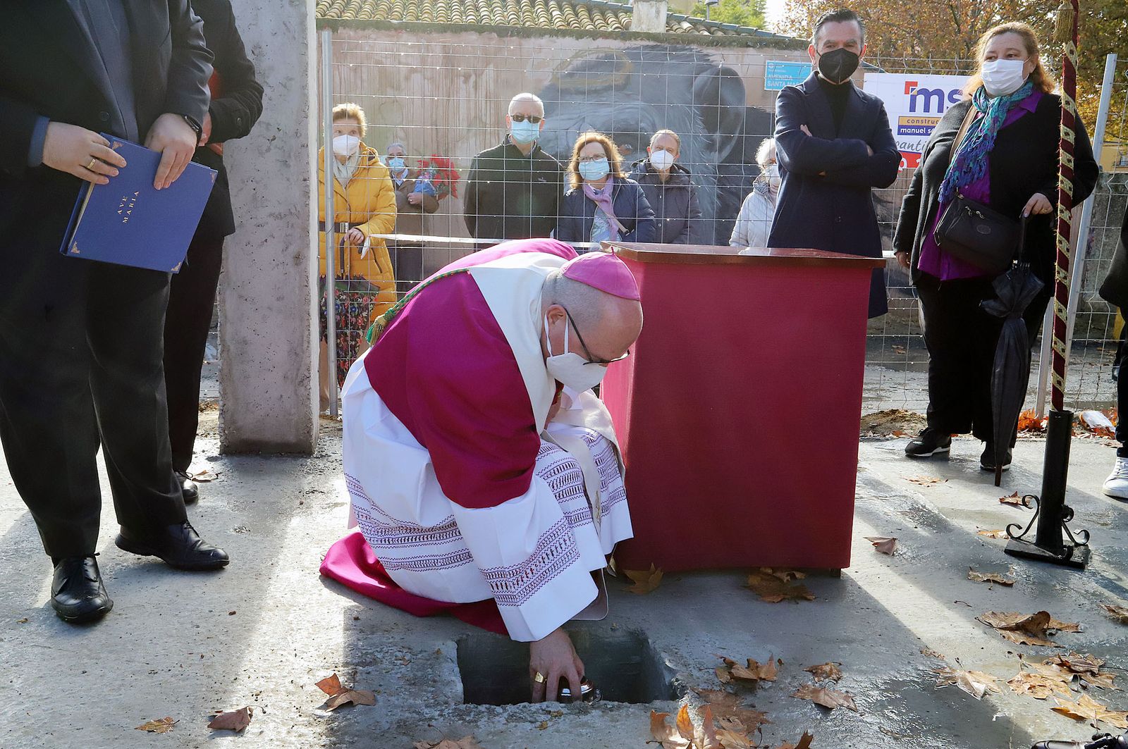 El Obispo de Huelva, Santiago Gómez, coloca la primera piedra de la nueva parroquia de Cristo Sacerdote, en imágenes