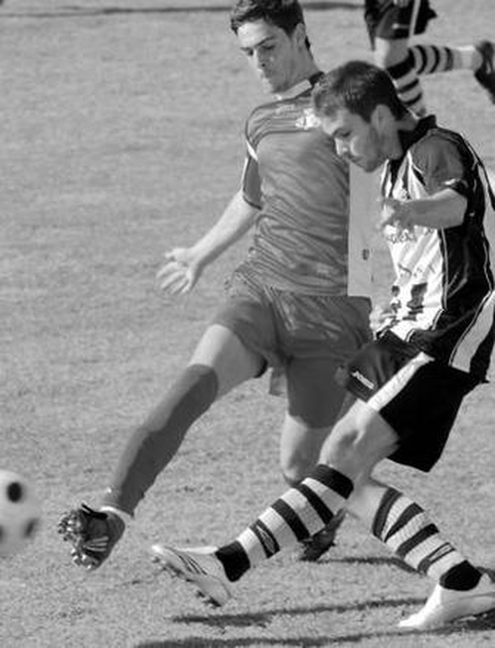 El chiclanero Flor llega tarde con la intención de interceptar el centro de un jugador sevillano.