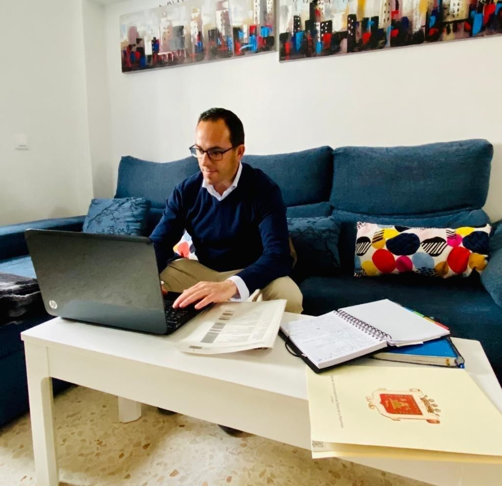 El alcalde de Vejer, Manuel Flor, realizando gestiones desde su domicilio durante este estado de alarma.