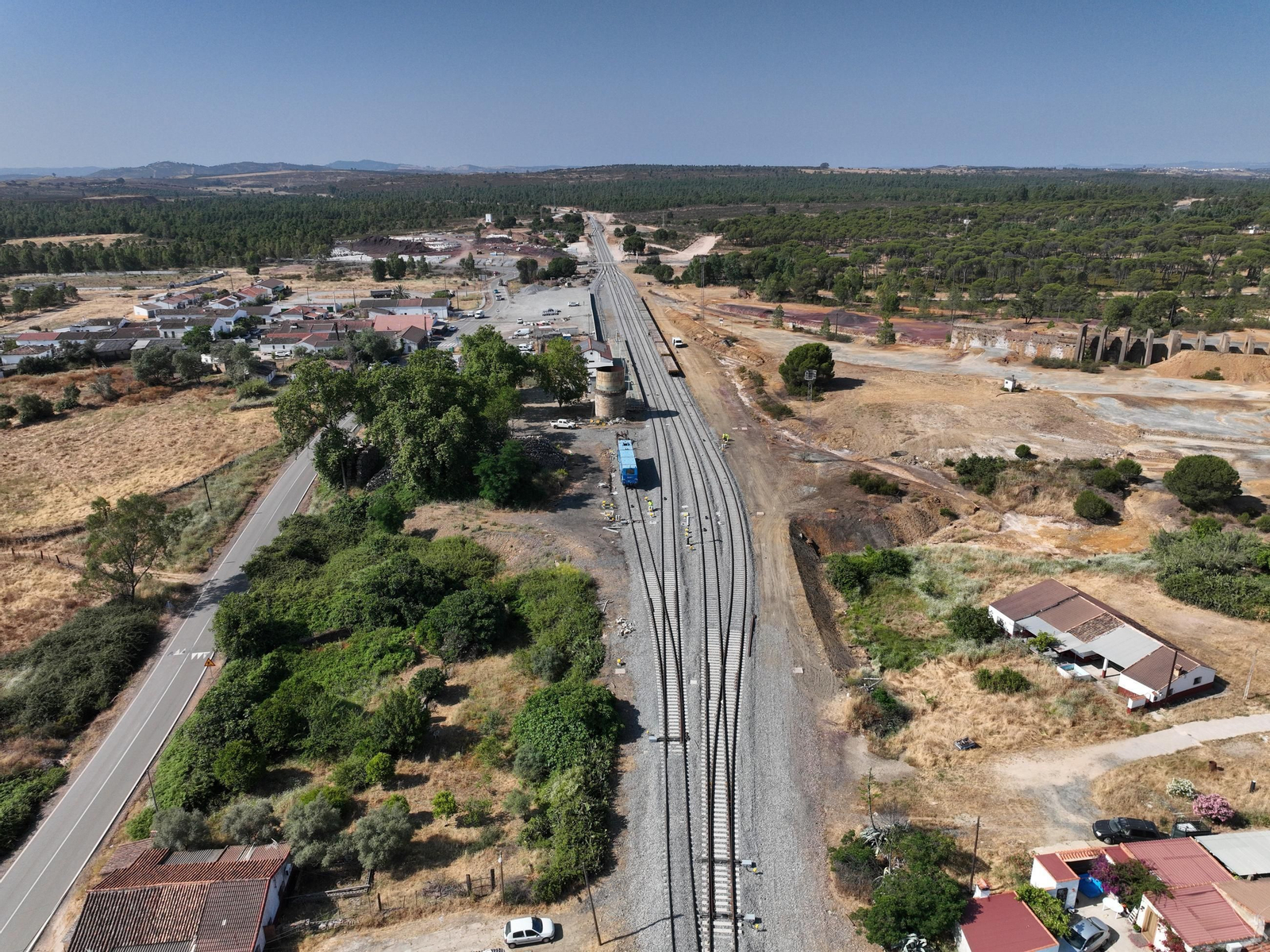 La línea Huelva-Zafra, con operarios en ella.