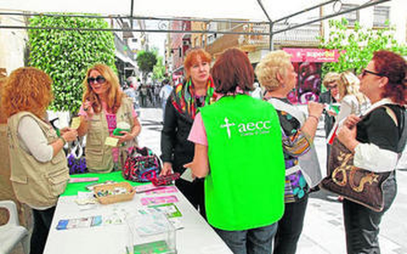 Una de las mesas petitorias instaladas por la junta local de la Asociación Española Contra el Cáncer hace pocos días.