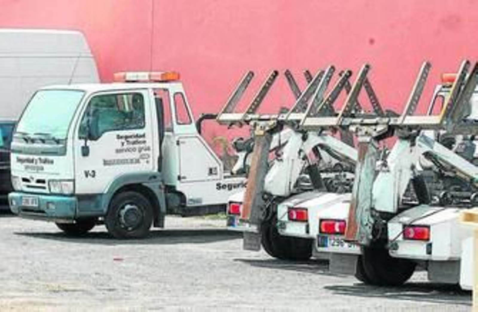 Vehículos del servicio de grúa en el depósito municipal.