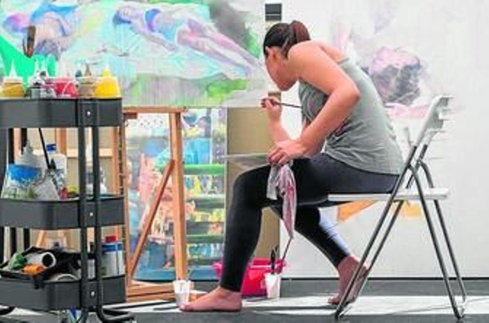 Virginia Saldaña, realizando una de sus obras.