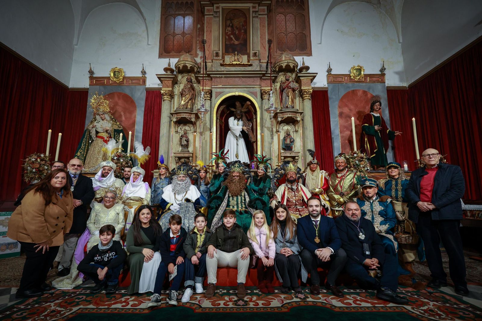 Imágenes de los Reyes Magos en Cádiz: muchas visitas oficiales en la mañana y todo listo para la Cabalgata por la tarde