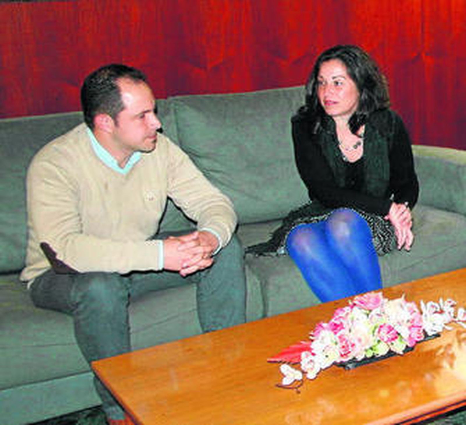 Cristian Muñoz y Maribel Peinado, conversan en la alcaldía de Puerto Real