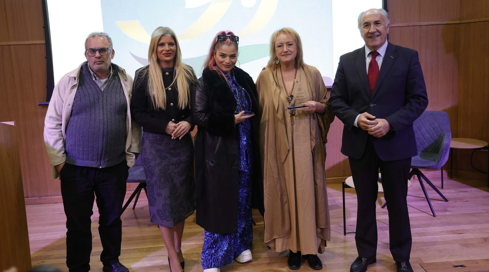 Fotos de la entrega de los premios del Ateneo de Algeciras a María Quiros y Tatiana Delalvz