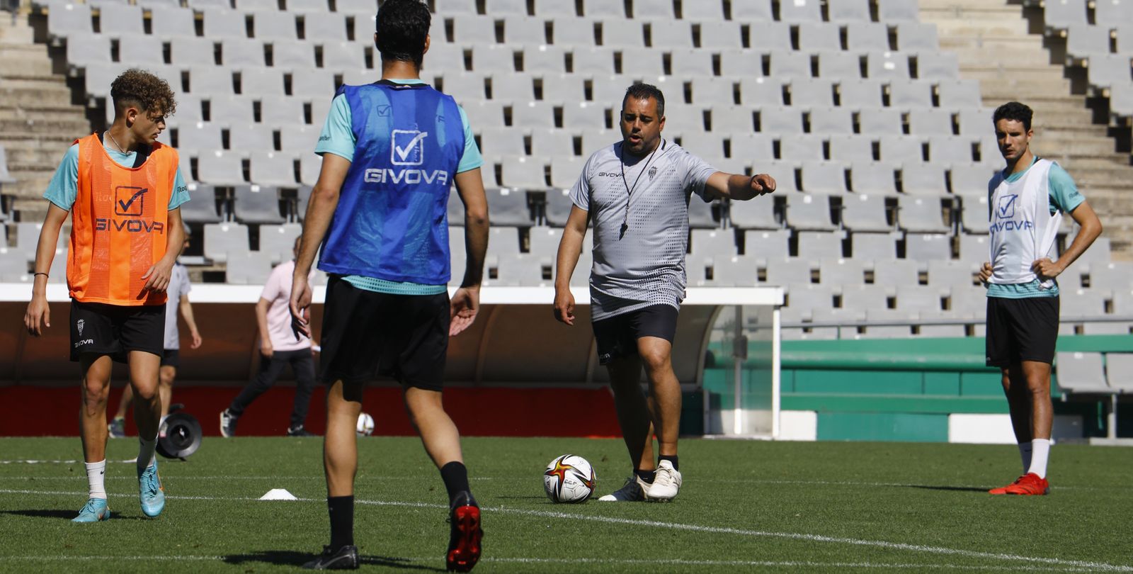Germán Crespo da órdenes ante la presencia de Simo, Bernardo y Toni Arranz.