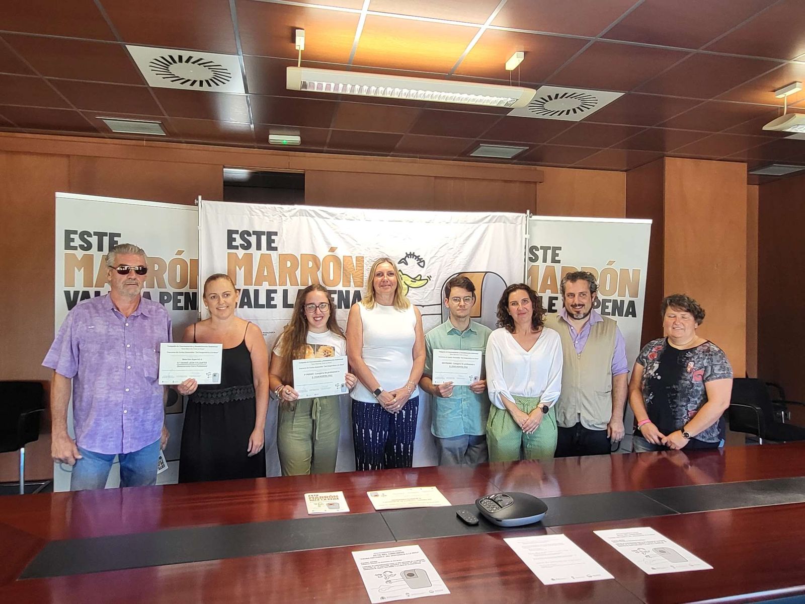 Juan Manuel Díaz y Alberto Fernández, junto a Pérez Custodio y representantes de la Escuela de Hostelería.