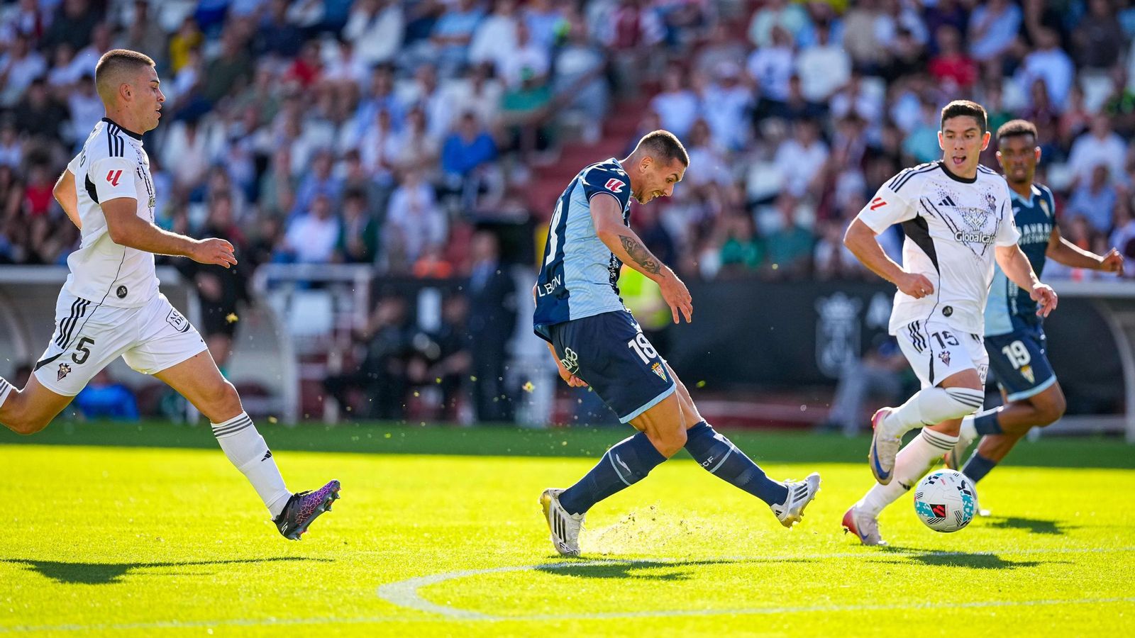 Adri Fuentes finaliza la jugada del 0-2 en el Albacete - Córdoba CF.