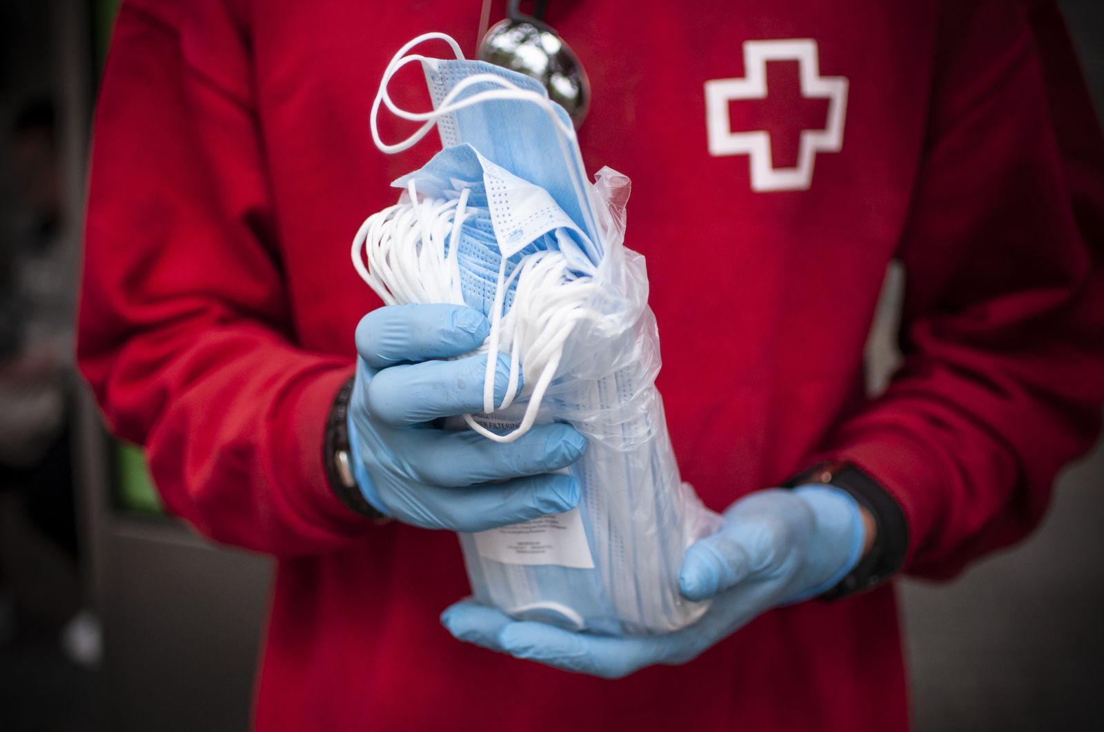 Reparto de mascarillas por parte de Cruz Roja.