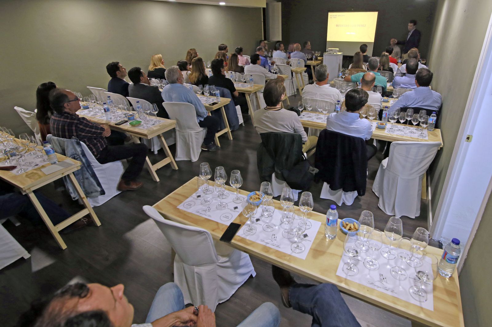 Asistentes a la cata de vinos de Bodegas Luis Pérez en la Sociedad Jerezana del Vino.