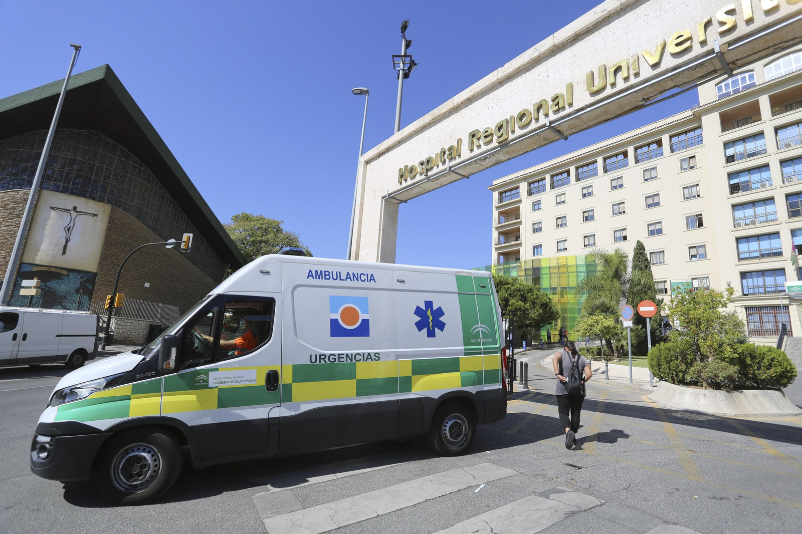 Imagen de archivo de una ambulancia junto al Hospital Regional de Málaga.