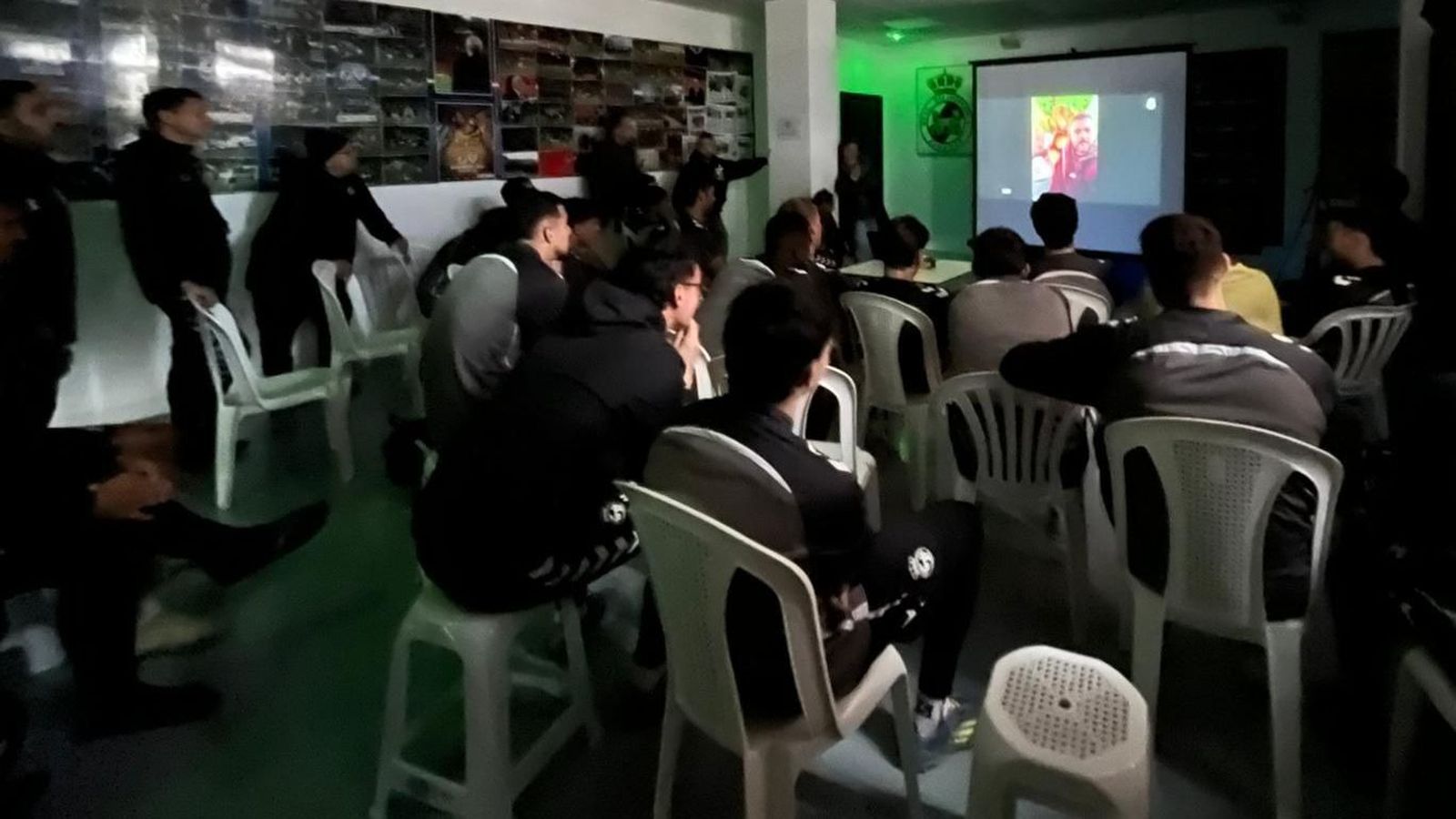 Jugadores y técnicos observan el vídeo con los mensajes de sus seres queridos