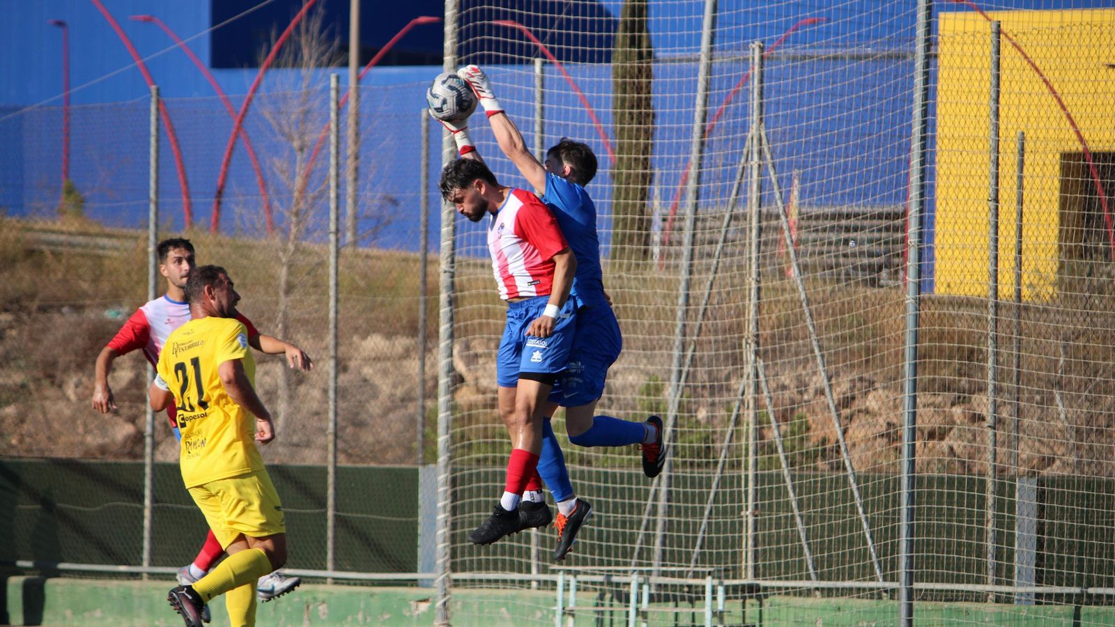El almeriense Cato intenta ganar un balón aéreo ante la salida del portero en una acción del choque frente al Benagalbón.