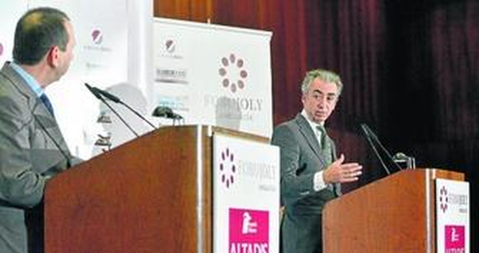 El secretario de Estado de Hacienda, Miguel Ferre, responde a las preguntas del director de 'Diario de Sevilla', José Antonio Carrizosa.