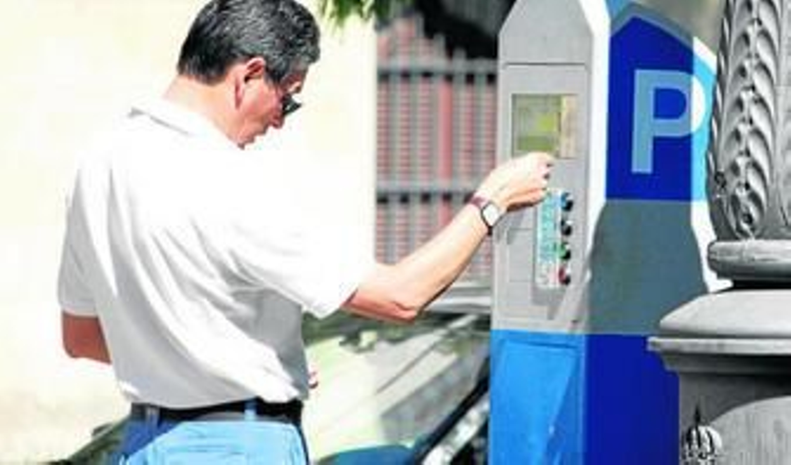 Una de las máquinas expendedoras de la zona azul de Jerez.