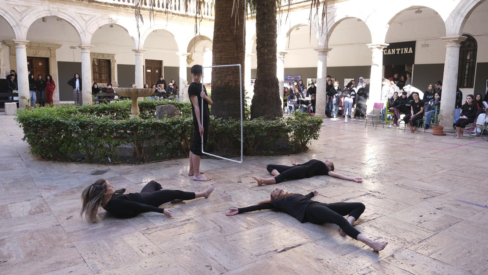 ¿Eres + machista o + racista?, exposición en la Escuela de Artes de Almería, en imágenes