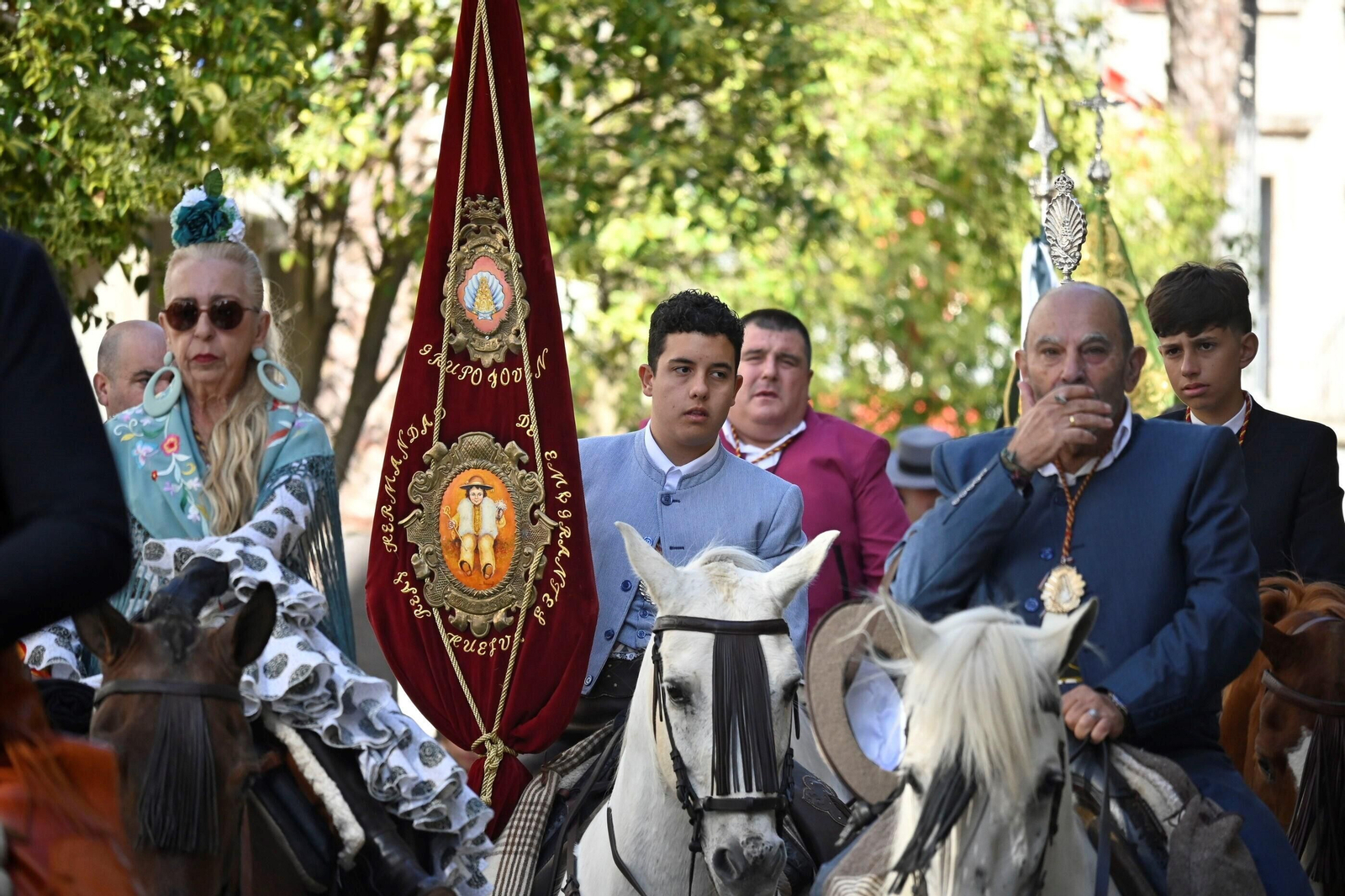 Imágenes de los peregrinos de la Hermandad de Emigrantes en su salida por las calles de Huelva