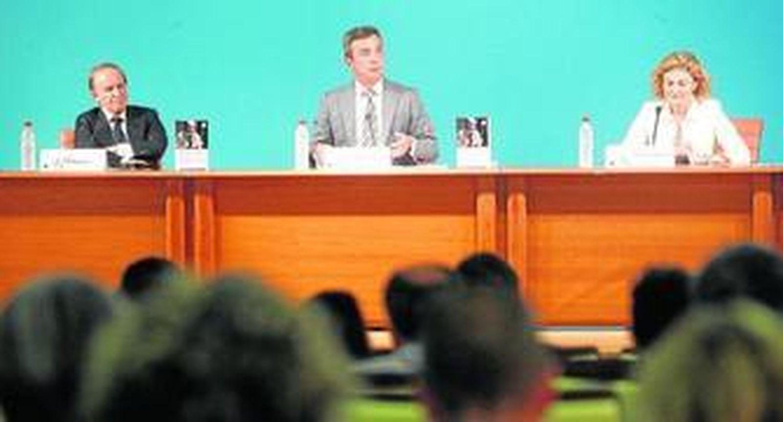 El periodista José María García, el rector de la UCA, Eduardo González Mazo y la vicerrectora de Responsabilidad Social, Extensión Cultural y Servicios Universitarios, Teresa García.